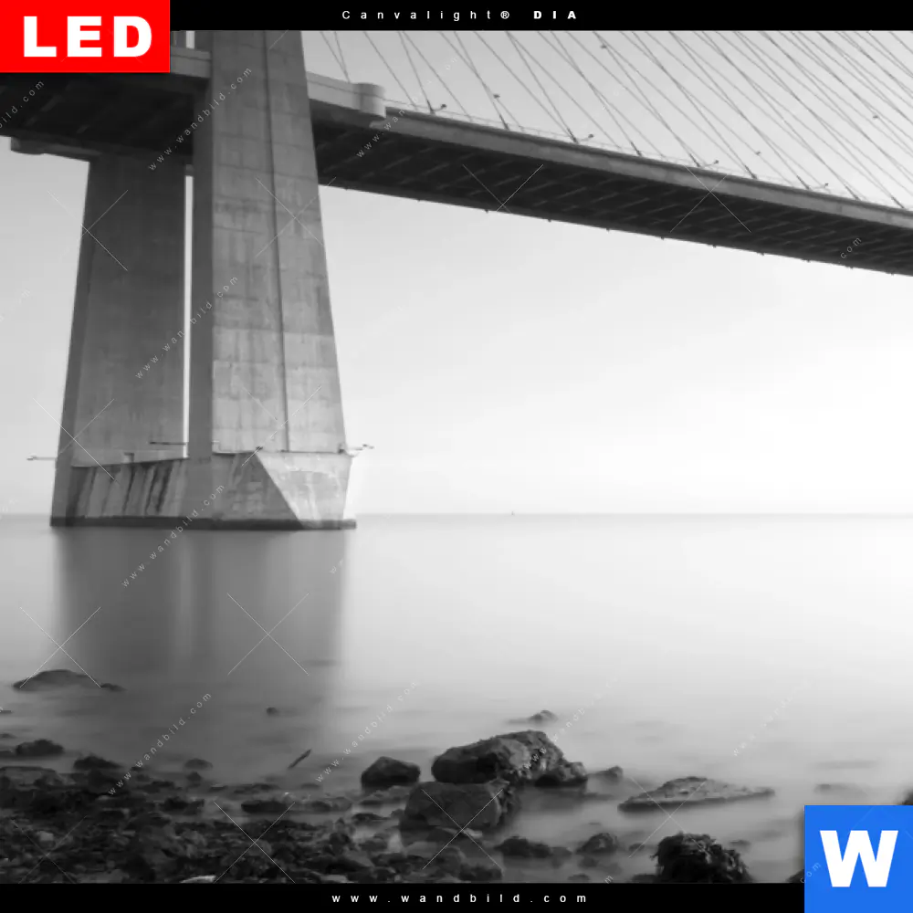 Wechselmotiv Acrylglas Canvalight® DIA | Brücke am weiten Meer | Hochformat - Image 4